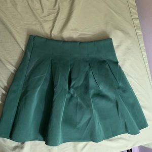 Green pleated mini skirt!